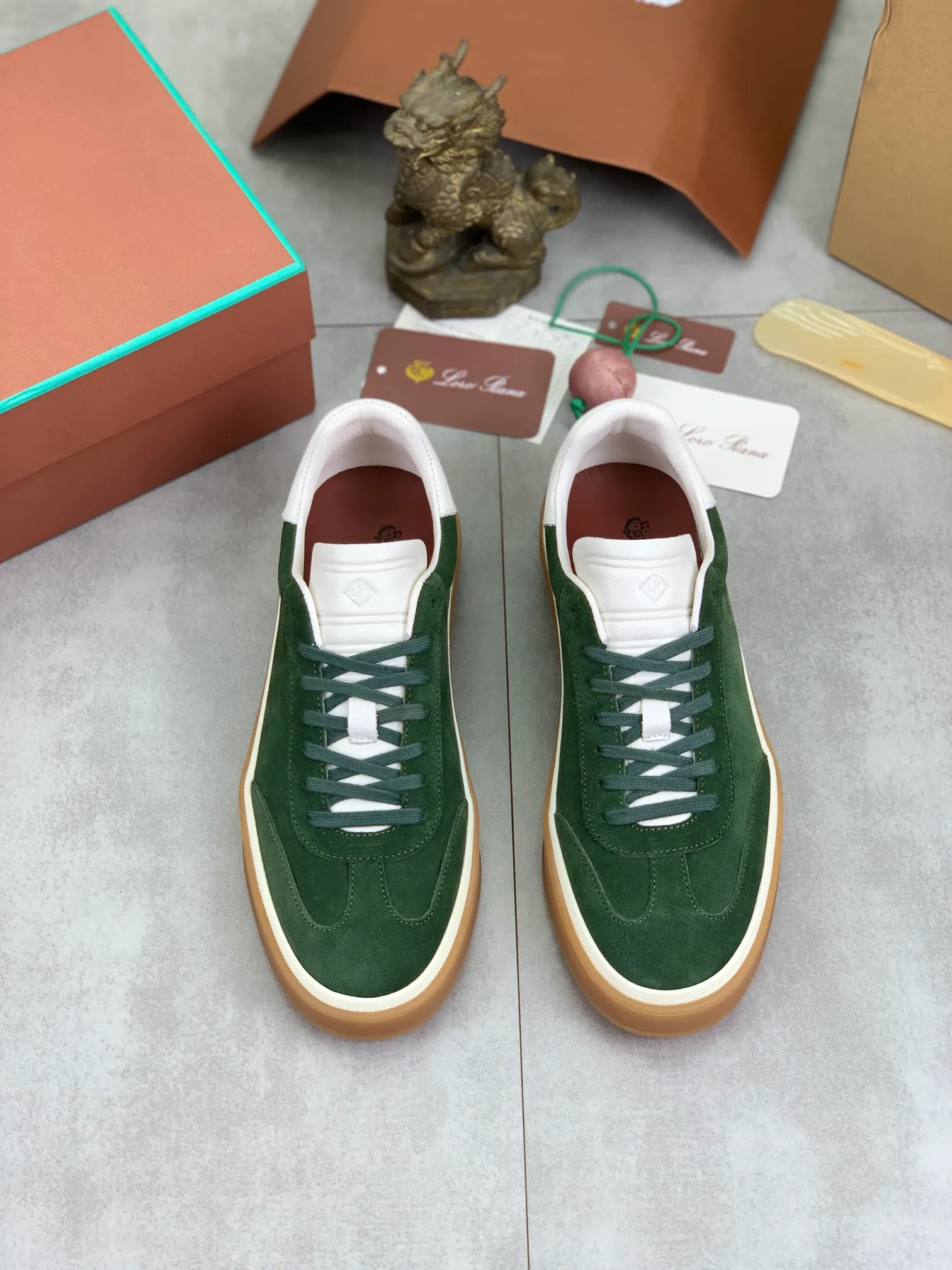 Men's Men's Shoes 💰P540 New 💰High Quality Loro Piana 💯Top Authentic Grade💯Buy the original 1:1 copy💯 Founded the existing Loro Piana company on April 24, 1924. It is now the sixth generation of family business, providing top quality products to customers who are discerning in taste and quality. Imported original fabrics, made of plain calfskin lining. Hand-sewn threads with cowhide feet. Original packaging. Size: 38-45. 7⃣️ colors available.